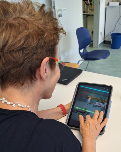 Ein Mitglied von GALaQSci testet das Spiel Qookies mit Fokus auf das Spielerleben.