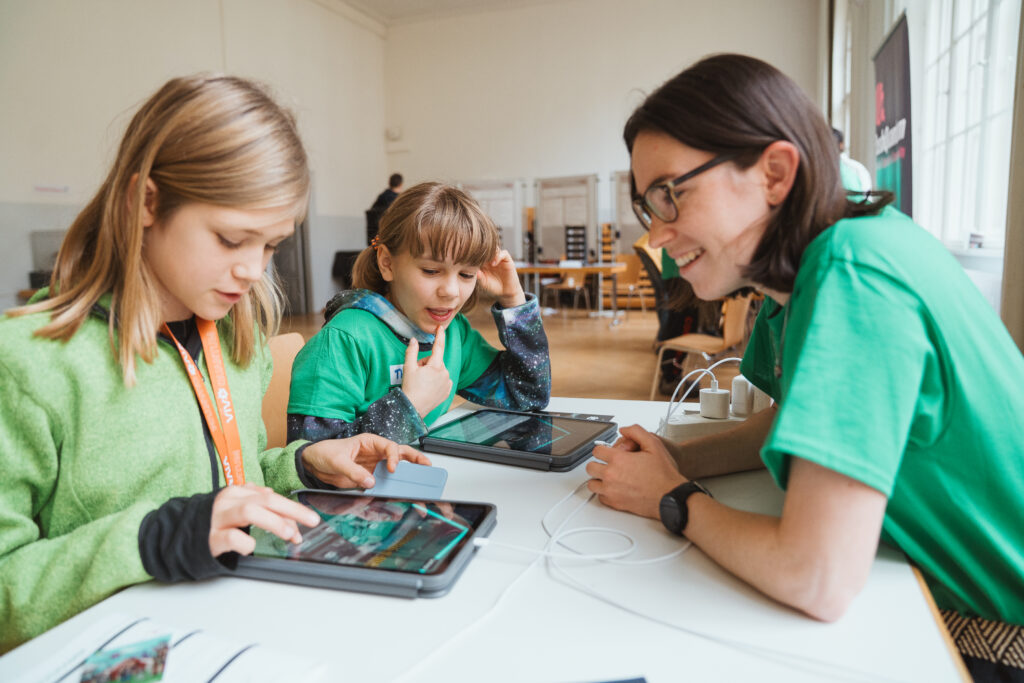 Children playing the mobile game Qookies at the Ludwig-Maximilians-Univerity's Day of Quantum Physics at our GALaQSci booth.