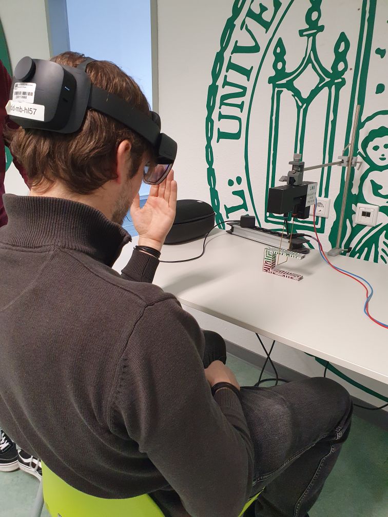 Eins unserer Mitglieder testet ein AR-Programm der LMU Didaktik der Physik.